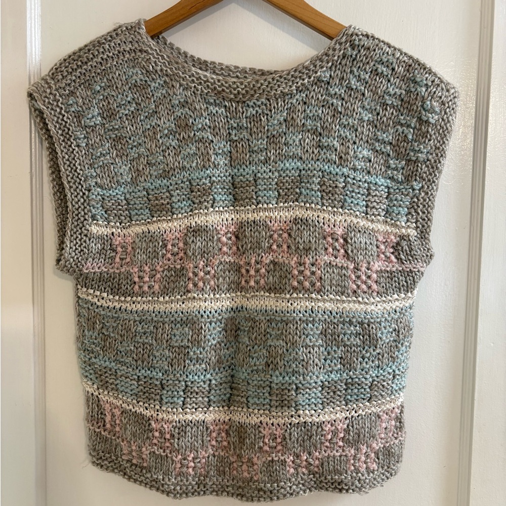 McGregor Cream and White Sleeveless Knit Sweater